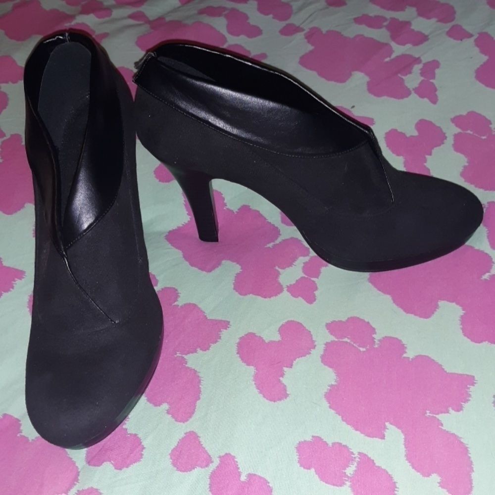 Fioni Heeled Booties Black‎ Ultrasuede Size 11